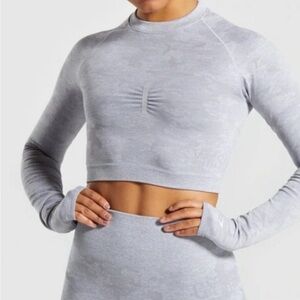 GYMSHARK CAMO SEAMLESS LONG
SLEEVE CROP TOP